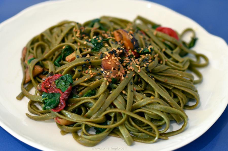 Tallarines con espirulina y shiitake