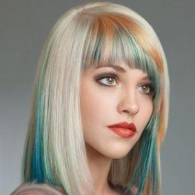 Media melena blanca con flequillo mechas verdes y naranjas