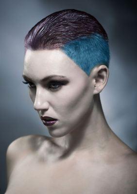 Pelo rapado moreno con laterales azules