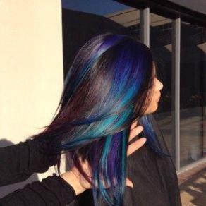 Pelo moreno liso con mechas moradas, verdes y azules