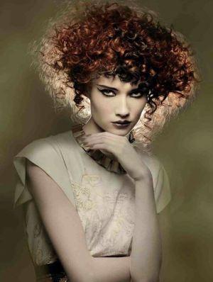 Melena corta rizada color cobriza