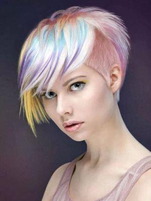 Pelo corto blanco con mechas de colores rosa, amarillo, morado, azul