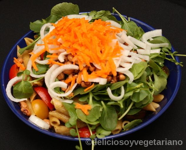 ensalada de pasta con aliño de kiwi