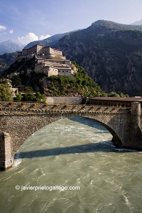 Castillo de Bard y puente sobre el río Dora Baltea. El castillo es una de las construcciones mlitares más imponentes del Valle de Aosta. Alpes Italianos. Italia. © Javier Prieto Gallego