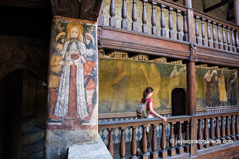 Frescos que decoran la galería que se asoma al patio interior del castillo medieval de Fénis. Valle de Aosta. Alpes Italianos. Italia. © Javier Prieto Gallego