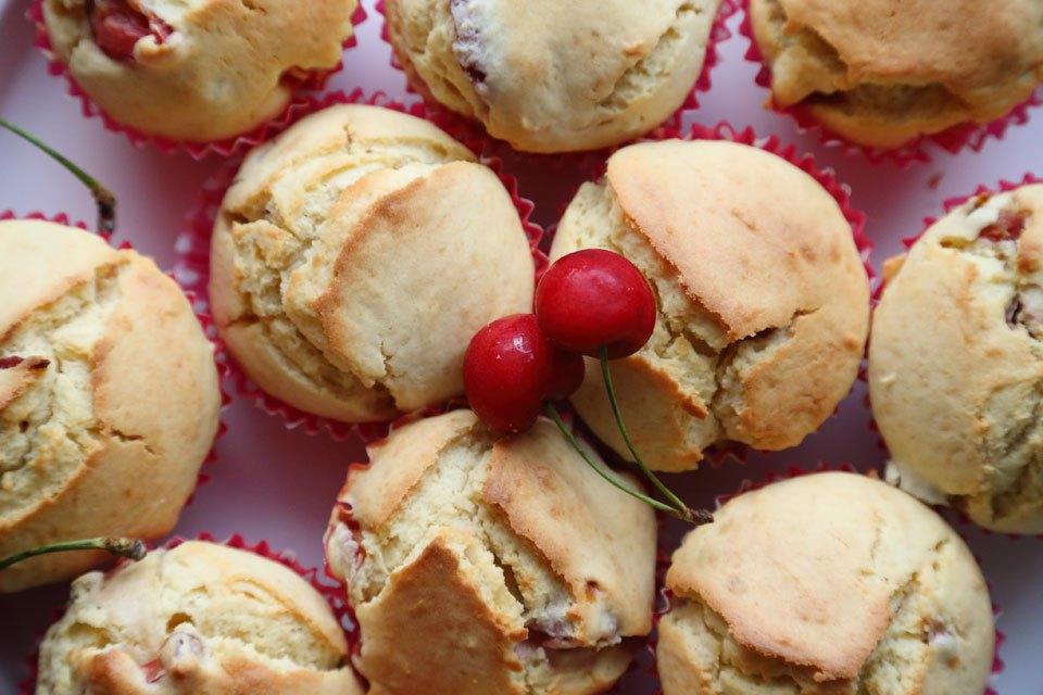 Muffins de queso crema y cerezas