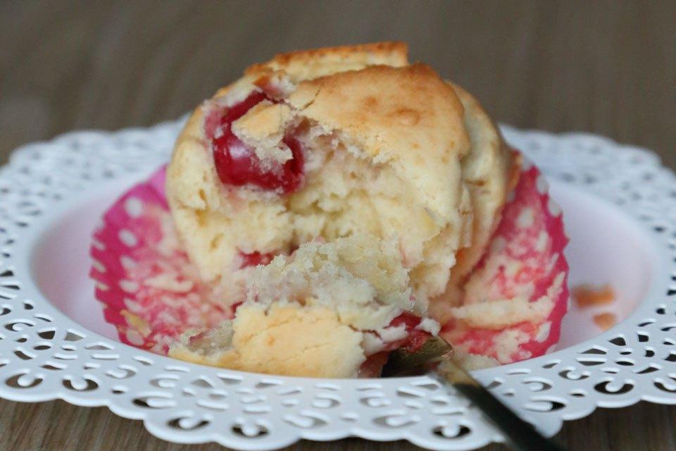 Muffins de queso crema y cerezas