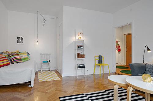 Estudio con toques de color