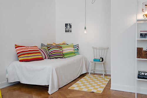 Estudio con toques de color