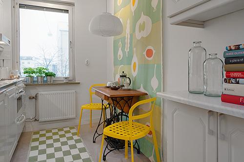 Estudio con toques de color