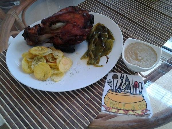 Codillo de cerdo asado a la salsa de menta y oporto