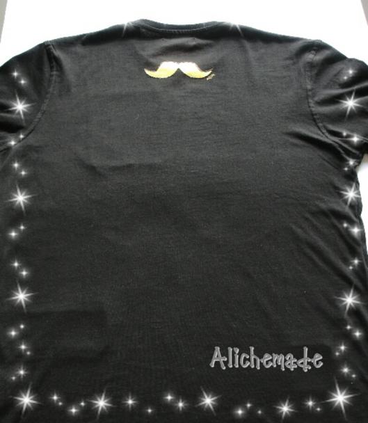 Espalda de la camiseta para chico con bigote pintado a mano y aplicado. 