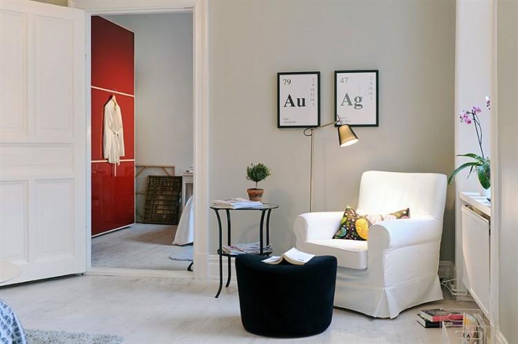 Decorar las paredes con cuadros.