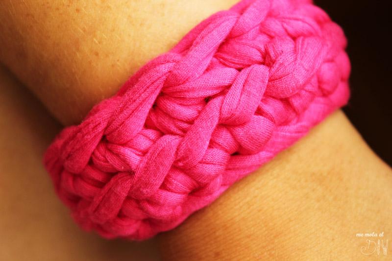 Como hacer una maxi pulsera de trapillo con crochet