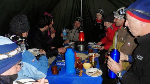 Desayunando-antes-de-iniciar-la-ascensión-a-la-cima-del-kilimanajro