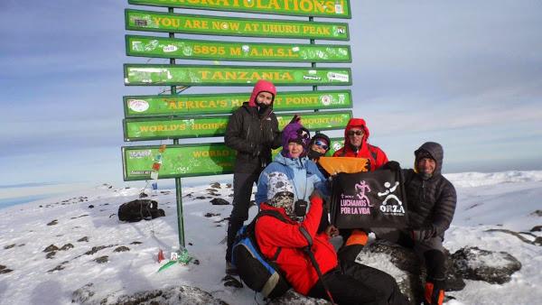Parte-del-grupo-frente-al-cartel-en-la-cima-del-Kilimanjaro