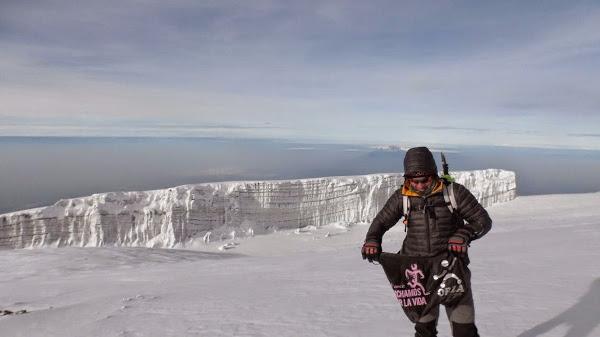 Felipe-frente-al-glaciar-del-Kilimanjaro