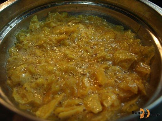 empapando tortilla de patatas chips