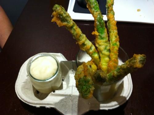 Tempura de espárragos verdes con espuma de ali-oli