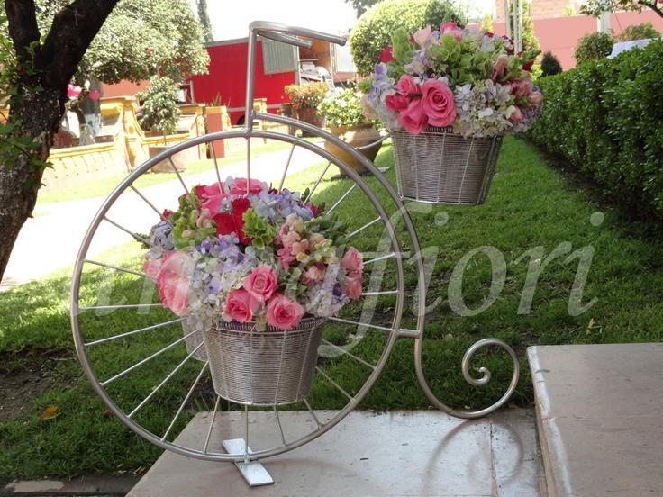 Decorar el jardín con una bici antigua