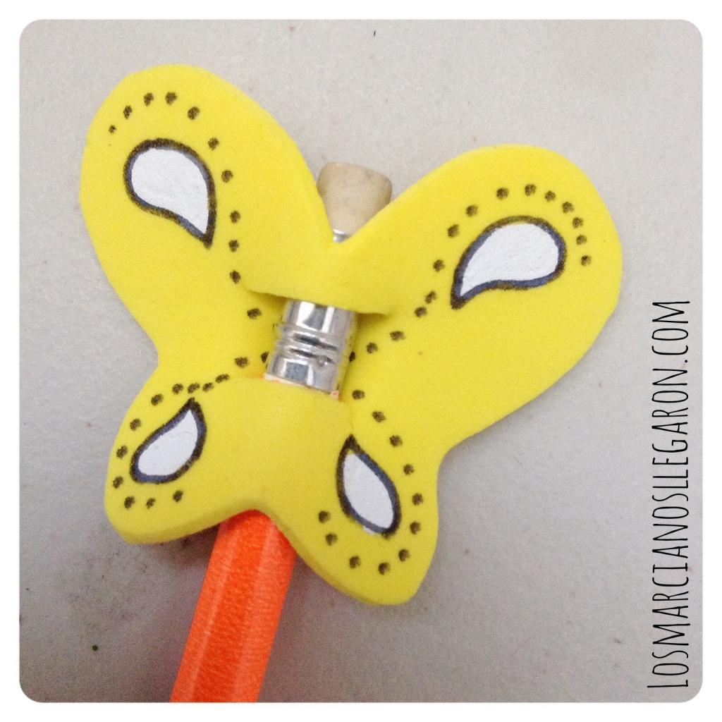 Lápices decorados con foami con forma de mariposa