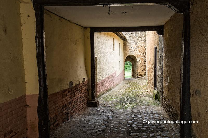 Pasadizo de la muralla conocido como el Postigo. Mansilla de las Mulas. León. Castilla y León. España. © Javier Prieto Gallego