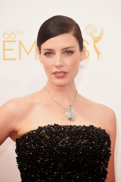 Jessica Paré lidera el estiloso elenco de Mad Men con vestido Lanvin, maxi colgante Fred Leighton y pendientes mini.