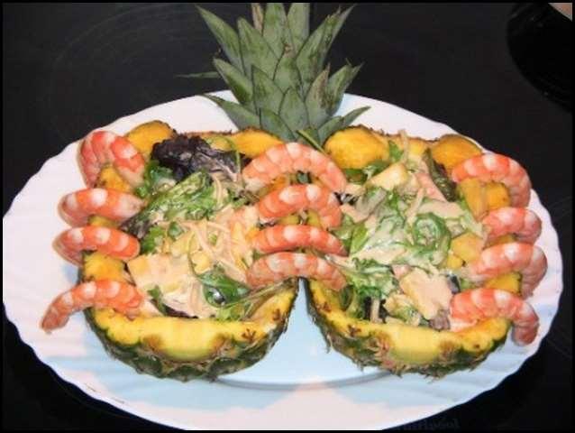 Ensalada con una pi%C3%B1a 001 Ensalada de aguacate para Navidad