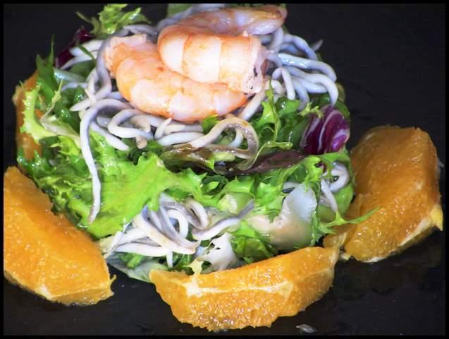 Ensalada templada de angulas sucedáneas y langostinos 1 Ensalada de aguacate para Navidad