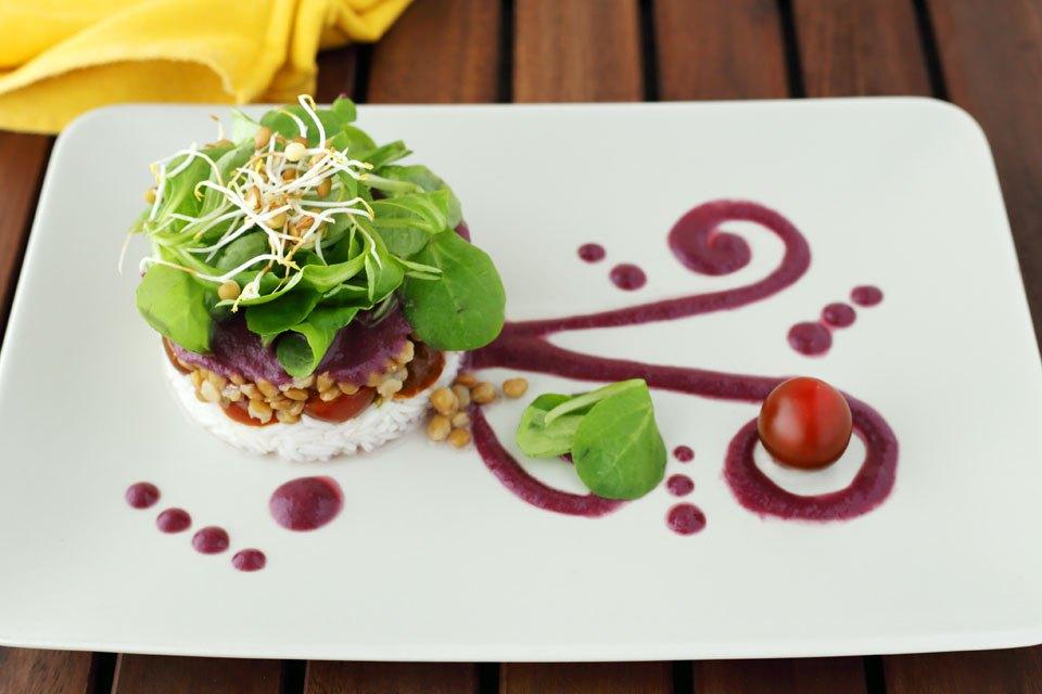 Ensalada de canónigos, arroz y lentejas con vinagreta de cerezas