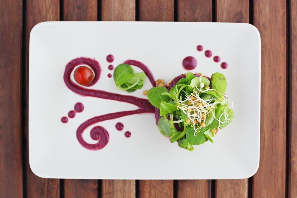 Ensalada de canónigos, arroz y lentejas con vinagreta de cerezas