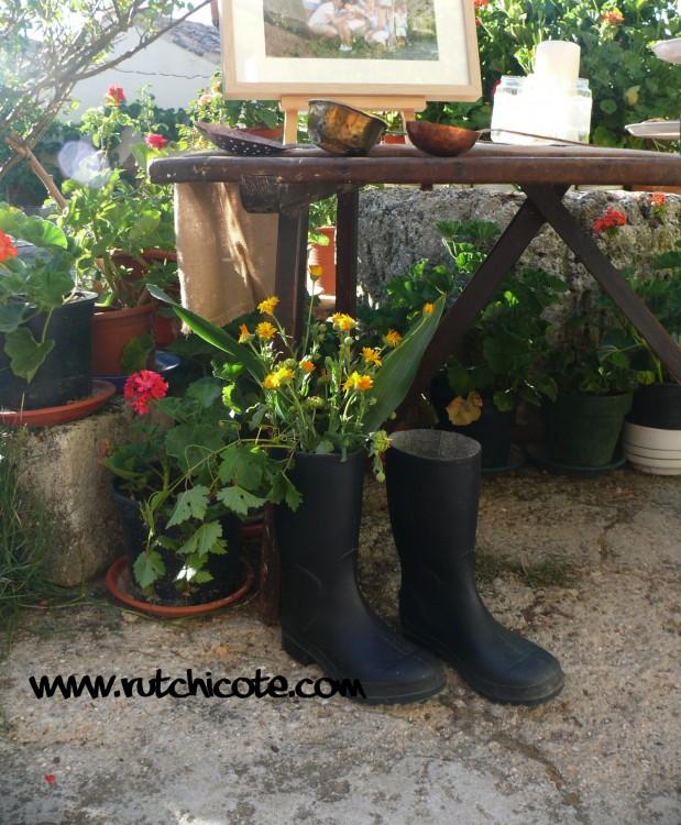 Detalles mesa bienvenida, botas jardineras