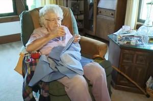 Una mujer de 99 años cose todos los días 1 vestido para una Niña Necesitada