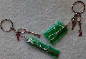Llaveros realizados con plástico de botellas y una plancha de ropa