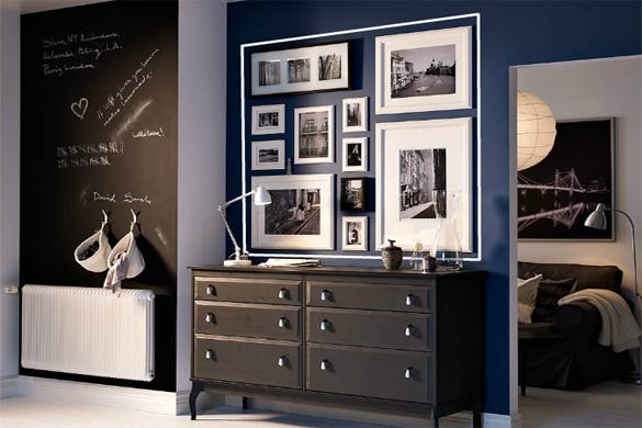 Decorar las paredes con cuadros.