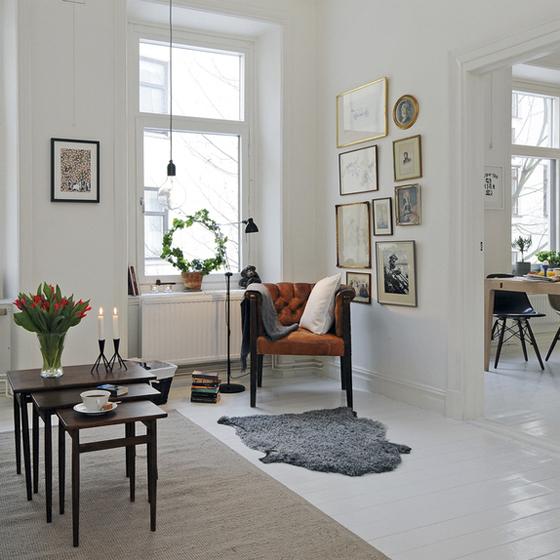 Decorar las paredes con cuadros.