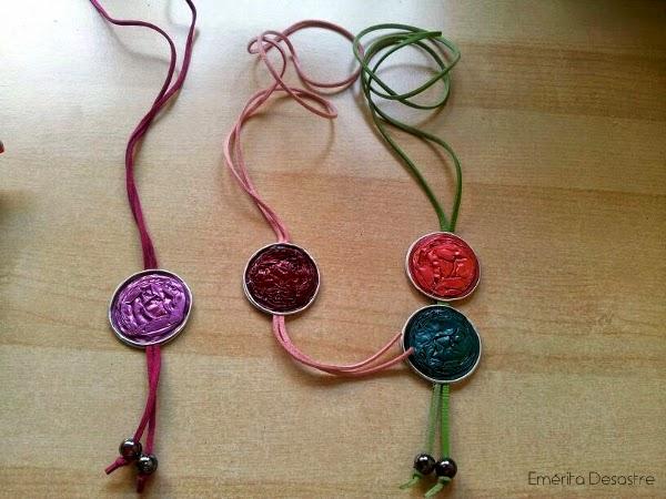 Collar hecho con capsulas