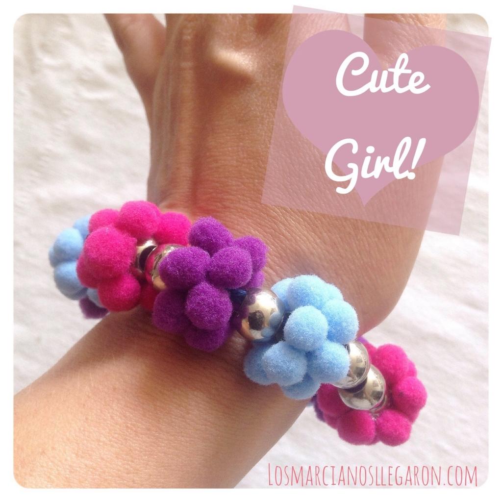 Pulsera para niñas con pompones