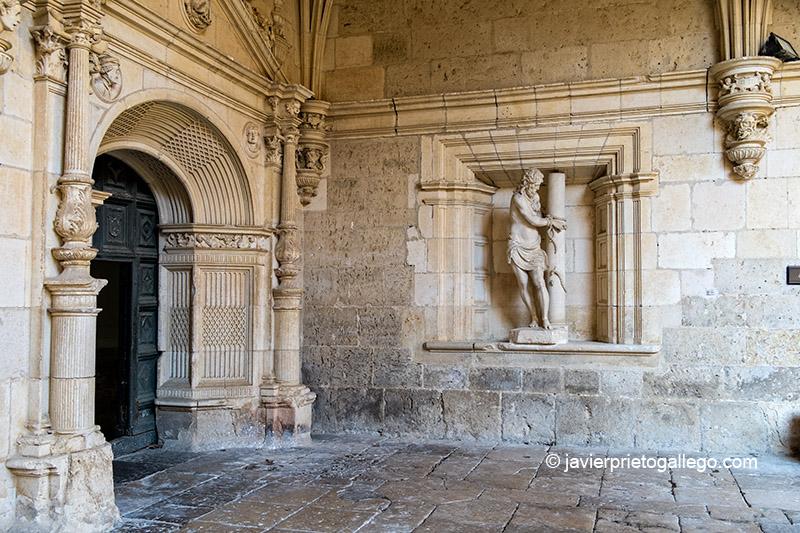Entrada a la iglesia desde el claustro plateresco del Real Monasterio de San Zoilo.Carrión de los Condes. El Camino de Santiago a su paso por Palencia. Palencia. Castilla y León. España. © Javier Prieto Gallego