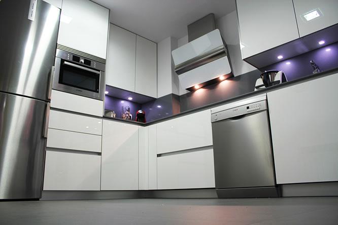 zocalo-acero-inoxidable-en-los-muebles-de-cocina