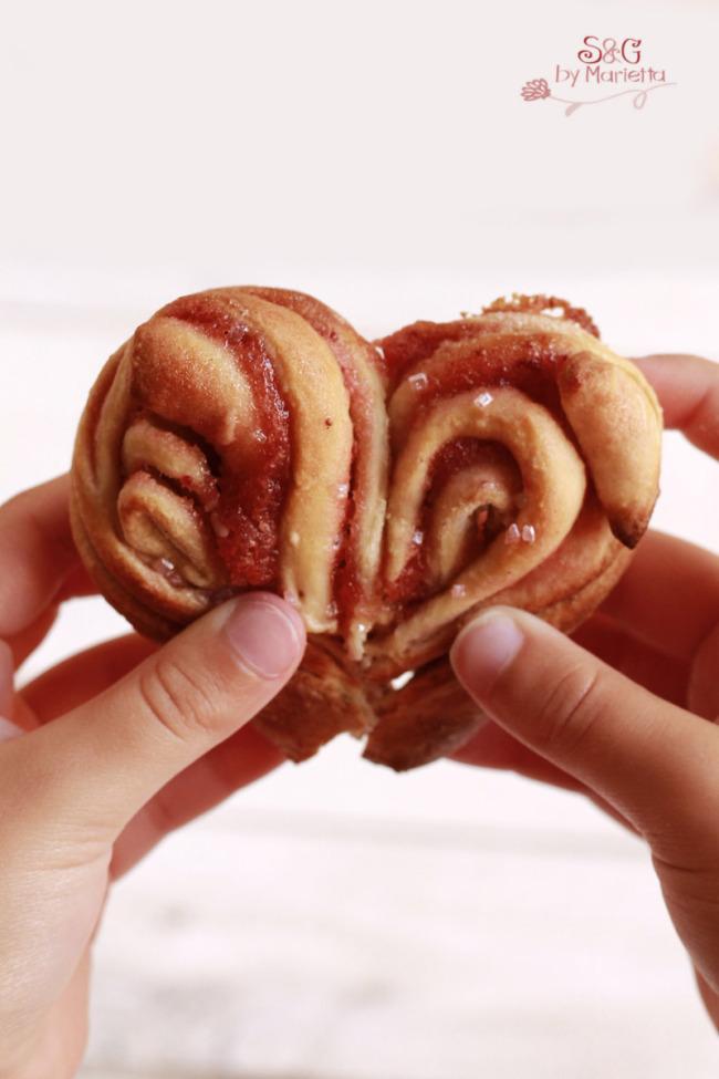 Cinnamons, brioche fresa, bollería casera, masa, mermelada fresa casera, Repostería tradicional, Sweets and Gifts, Marietta, Murcia