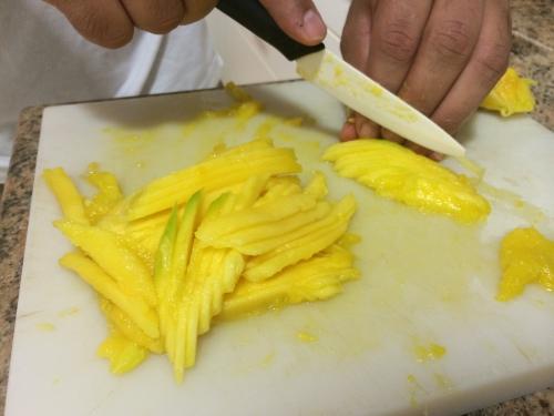 Picando el mango en juliana