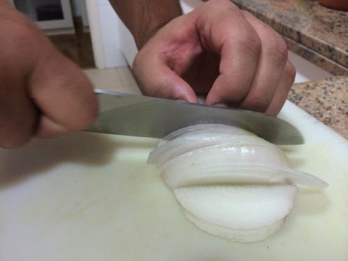 Cortar la cebolla roja en juliana