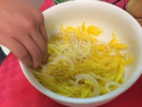 Mezclar la cebolla y mango en un bol grande