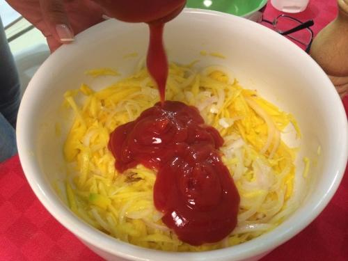 Añadir medio bote de ketchup