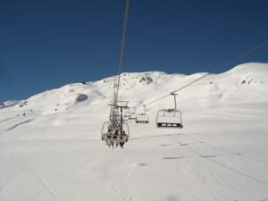 Baqueira Beret - Telesillas en la llanura de la estación de esquí, Lérida, España