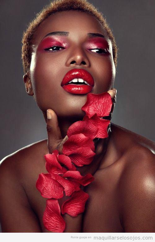 maquillaje-de-ojos-rosa-rojo-efecto-agua-pieles-oscuras