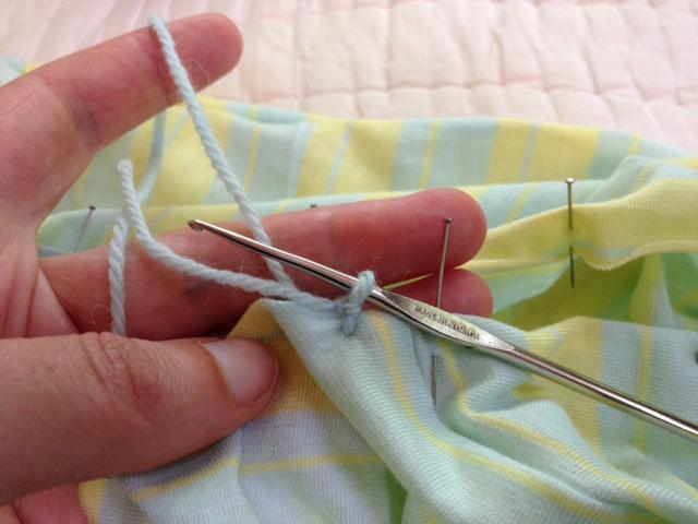 camiseta-decorada-con-ganchillo-croche