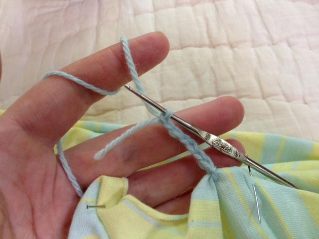 camiseta-decorada-con-ganchillo-croche