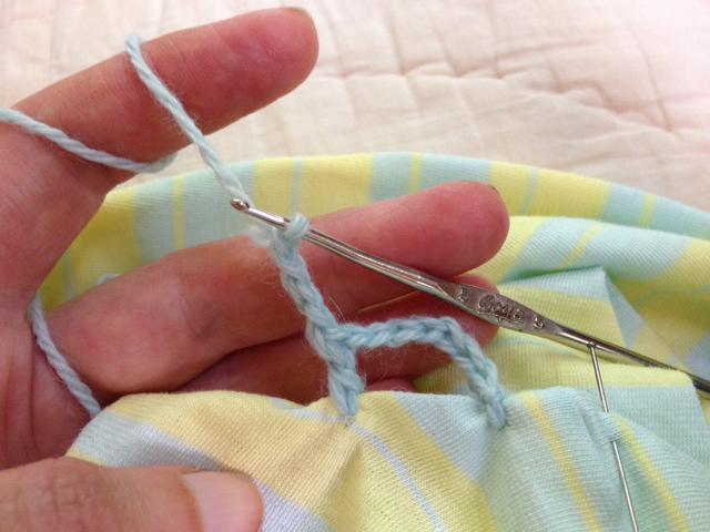 camiseta-decorada-con-ganchillo-croche